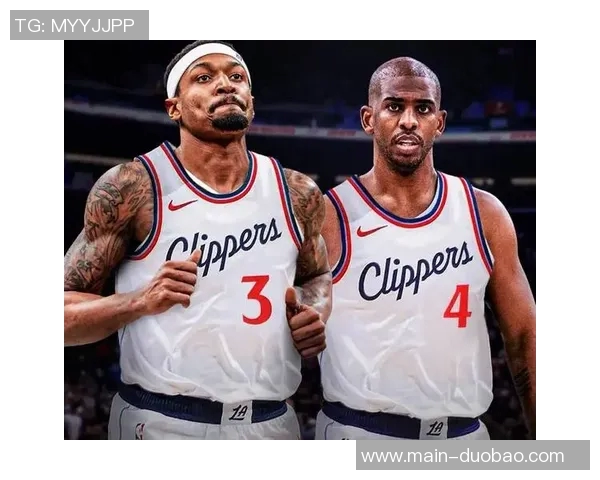 快船训练营首日盛况：灯泡组合同框小卡与比尔携手出击