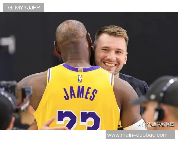 詹姆斯重返赛场展现实力与东契奇小里组合默契无间的精彩表现