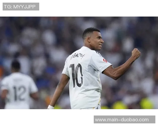 姆巴佩禁区内摔倒引发担忧经过短暂休息后重返赛场继续拼搏 姆巴佩禁区内摔倒引发担忧经过短暂休息后重返赛场继续拼搏