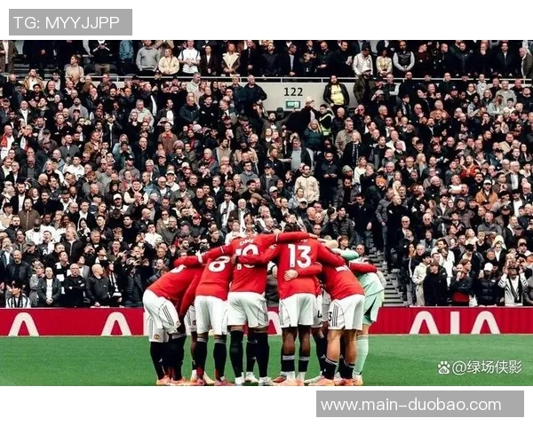 德里赫特社交媒体分享庆祝照片感谢曼联球迷支持艰难比赛后的喜悦